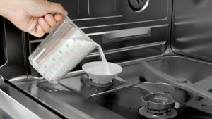 Użytkowanie zmywarki – czy stosować sól i nabłyszczasz? 2