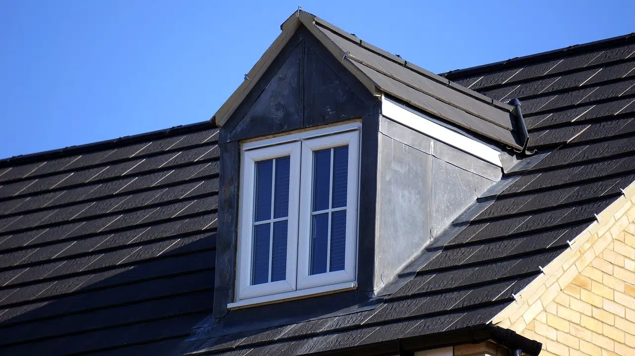 Dachówka płaska – uniwersalne pokrycie dachu 1