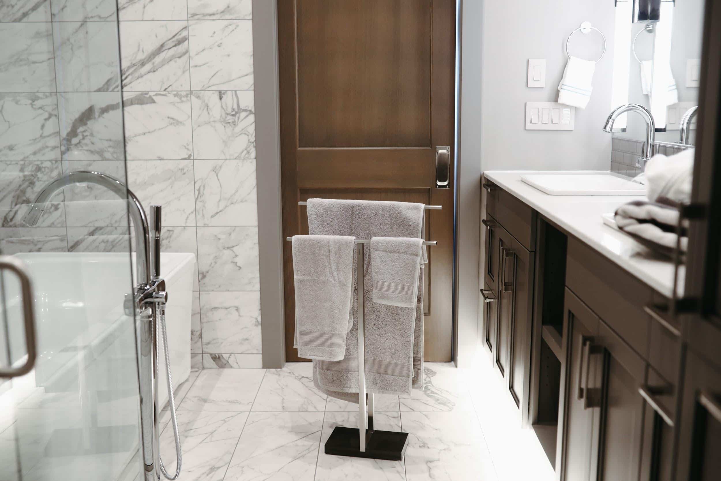 Łazienka to nie tylko armatura – zobacz najmodniejsze szafki do łazienki! 1