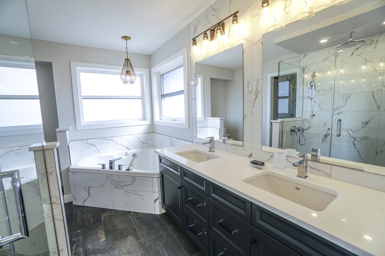 Szafka do łazienki z lustrem — dlaczego warto postawić na takie rozwiązanie? 1