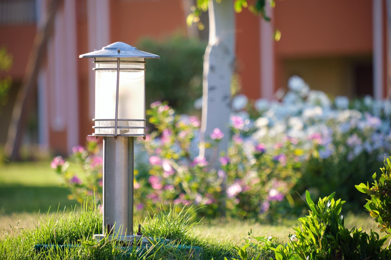 Lampy solarne - efektowne oświetlenie ogrodu 1