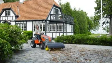 Porządkowanie podjazdu traktorkiem ogrodowym