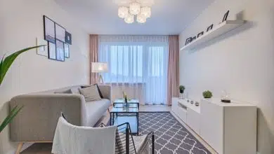 Jak w niebanalny sposób urządzić mały salon? Zagraj oświetleniem 2