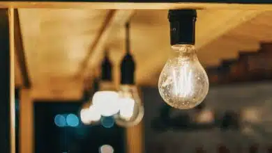 żarówki wiszące na tarasie