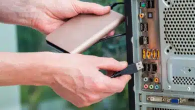Dysk zewnętrzny SSD podłączony do komputera stacjonarnego