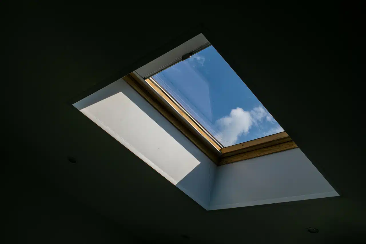 Jak dobrać rolety do okna dachowego