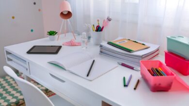 Kącik hobby przy zwykłym biurku: jak zorganizować materiały i szybko zwalniać blat